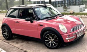 Một "bạn" Mini Cooper màu hồng khác ở Hà Nội